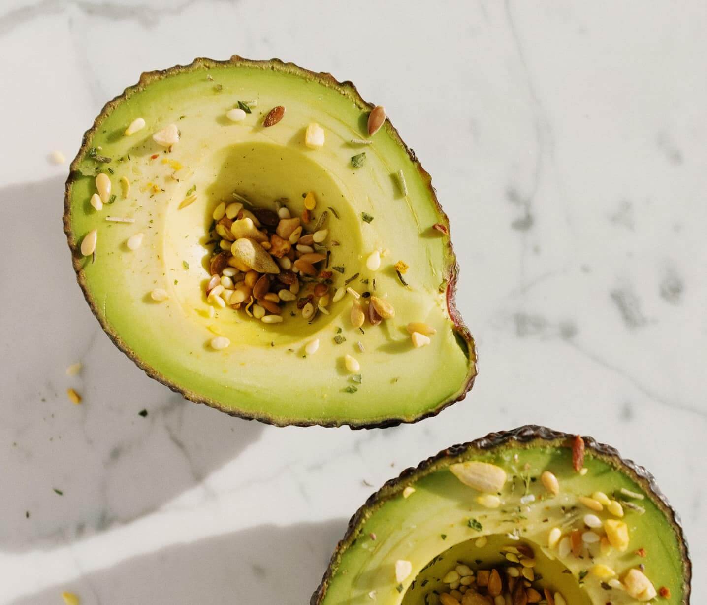 Avocado mit greenist Omega 3 Mix Topping