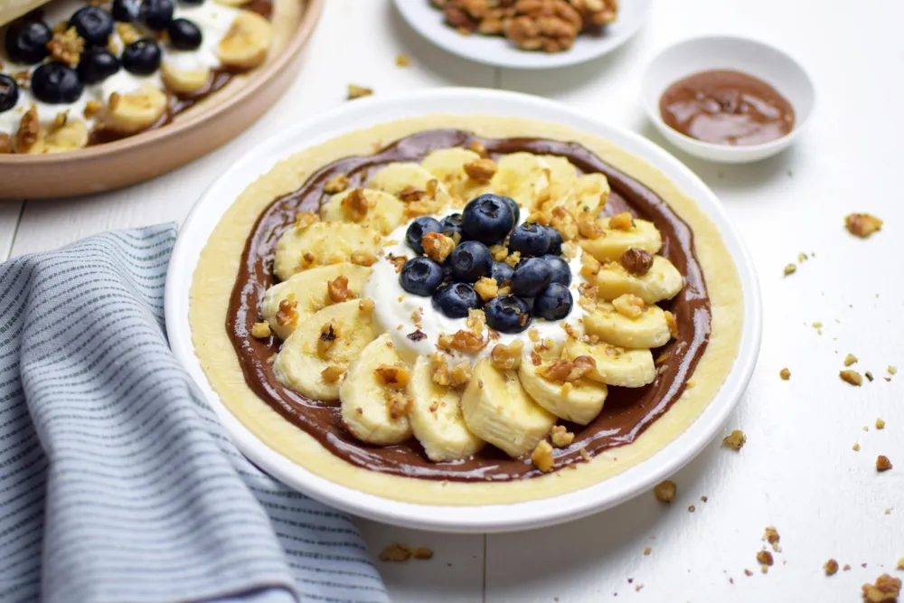 Frühstückswrap mit Schokoladensauce Kokosjoghurt und Obst