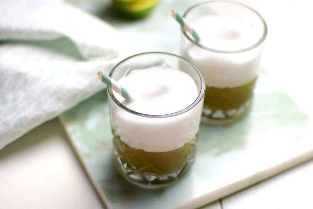 Matcha-Cocktail mit Aquafaba-Mousse