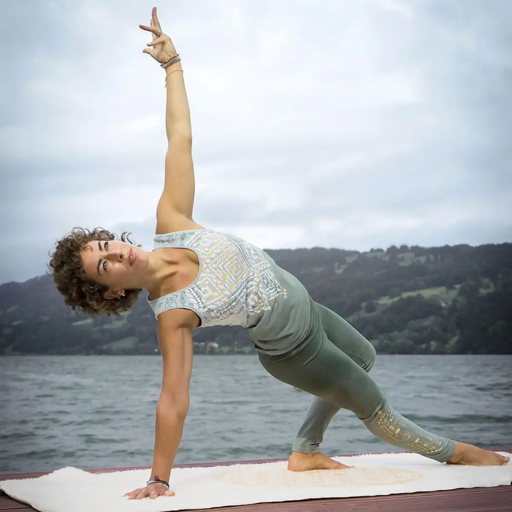 Theseus afgår Den aktuelle Yoga Top Bakti smaragd von Spirit of Om bei greenist.de