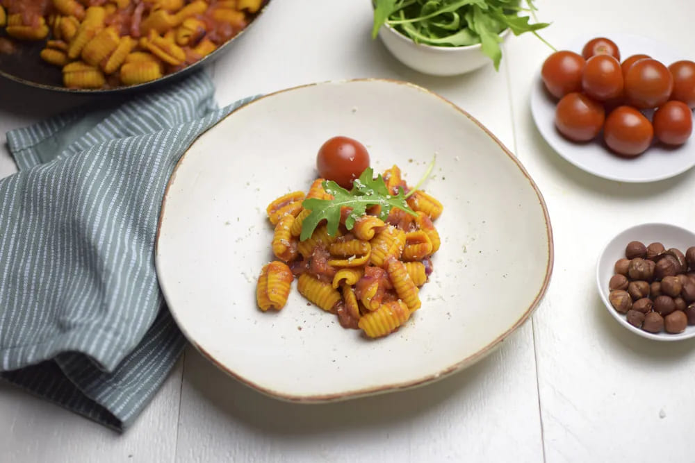 Köstliche Kurkuma Gnocchetti mit Ruccola und Tomaten